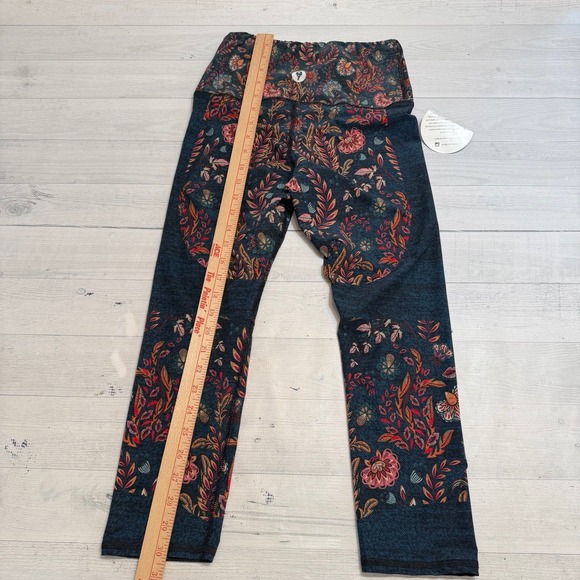 Yoga Democracy festival denim printed crop legging and top women's small NEW - Picture 7 of 12